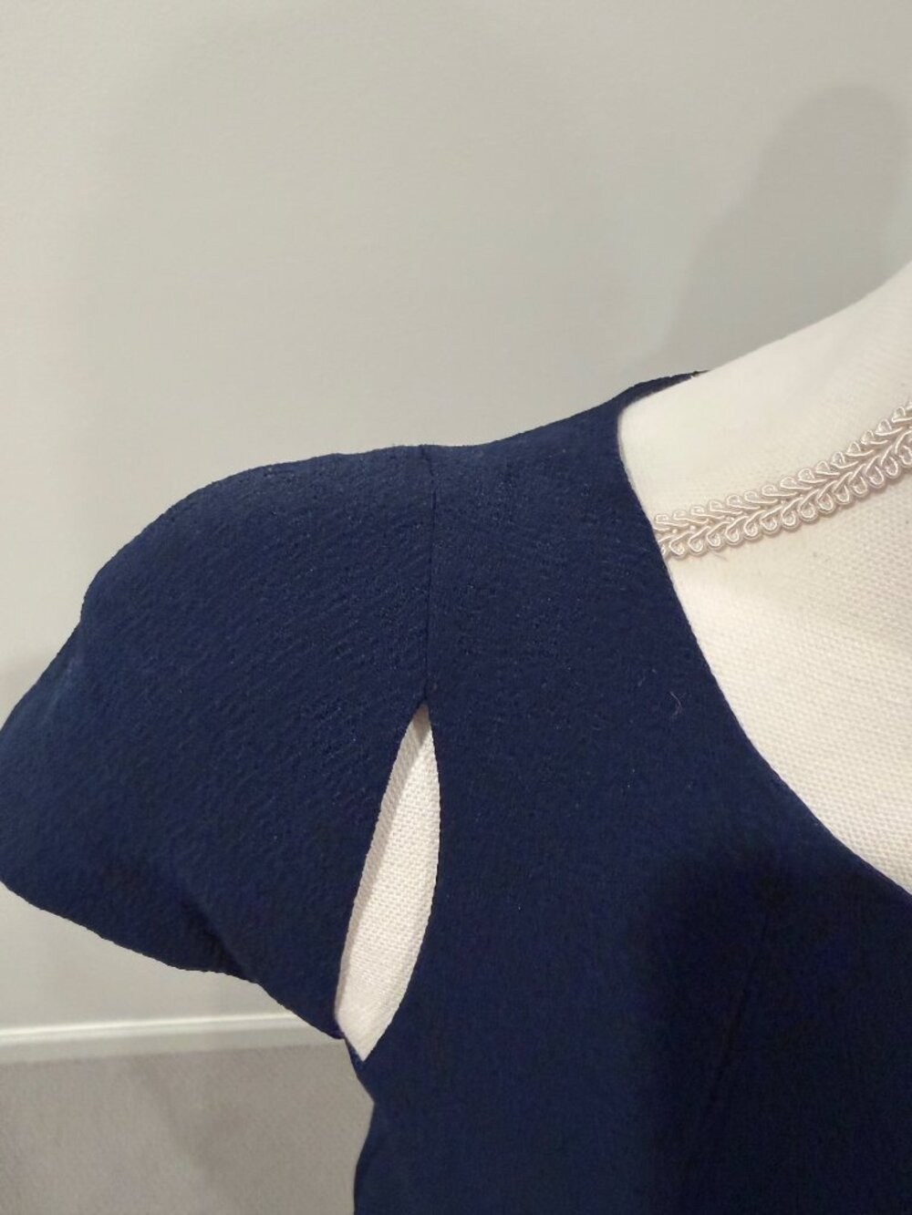Black Halo Eddie Sheath Dress Navy Seen on Connie Britton Size 8 - Picture 5 of 9
